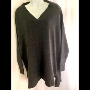 Fine knit 0X Shirttail hem. Black Heather.